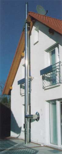 Edelstahl-Schornstein an einer Hausfassade